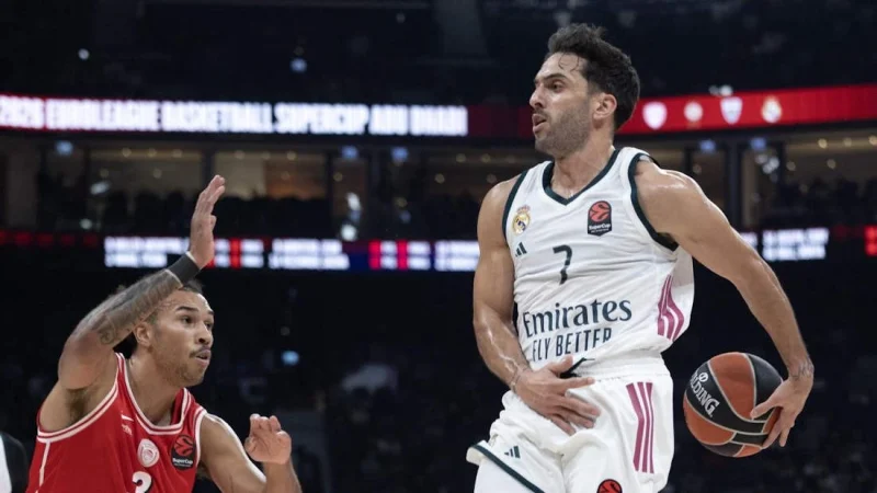 An Olympiacos Player Passes Against the Real Madrid Defense at the Euroleague SuperCup