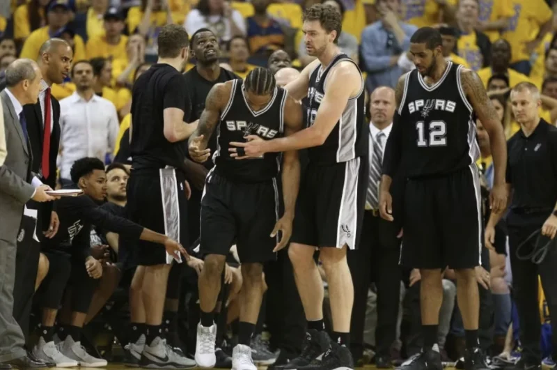 Teammates Help an Injured Kawhi Leonard in the San Antonio Spurs Kit