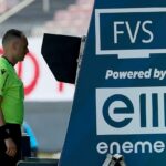 Trenerka Polek wyciąga kartę, sędzia idzie do monitora. Tak FIFA testuje rewolucję w VAR