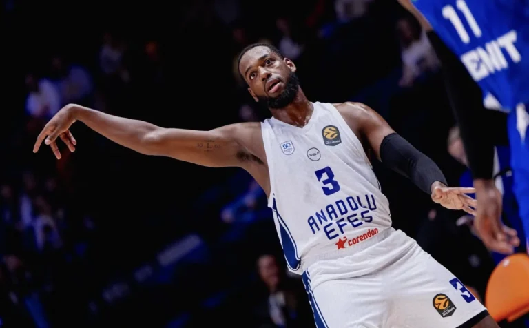 «Эфес» выиграл Суперкубок, Джеймс — MVP, а ЦСКА собрал полный комплект медалей
