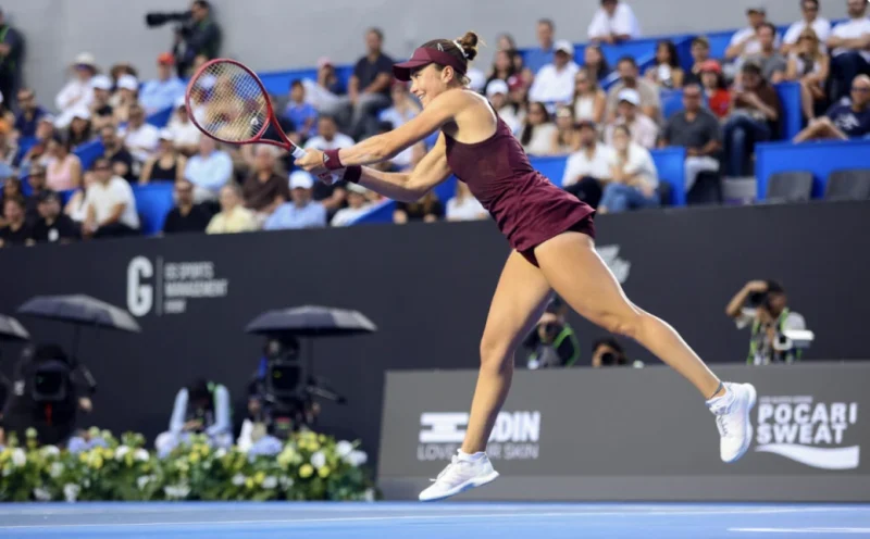 Теннисистка Отбивает Мяч в Прыжке в Финале Турнира WTA в Гвадалахаре
