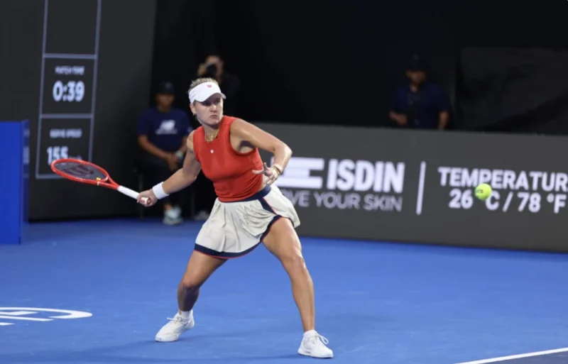 Теннисистка Готовится к Удару Слева в Финале Турнира WTA в Гвадалахаре