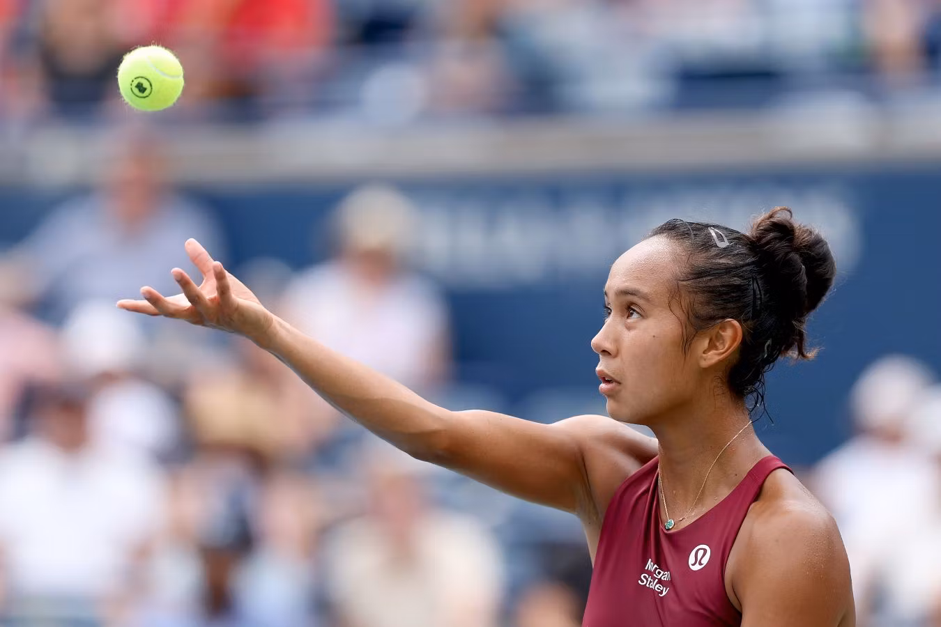 Лейла Фернандес вышла в финал турнира WTA-500 в Сингапуре, обыграв Майю Хвалиньску