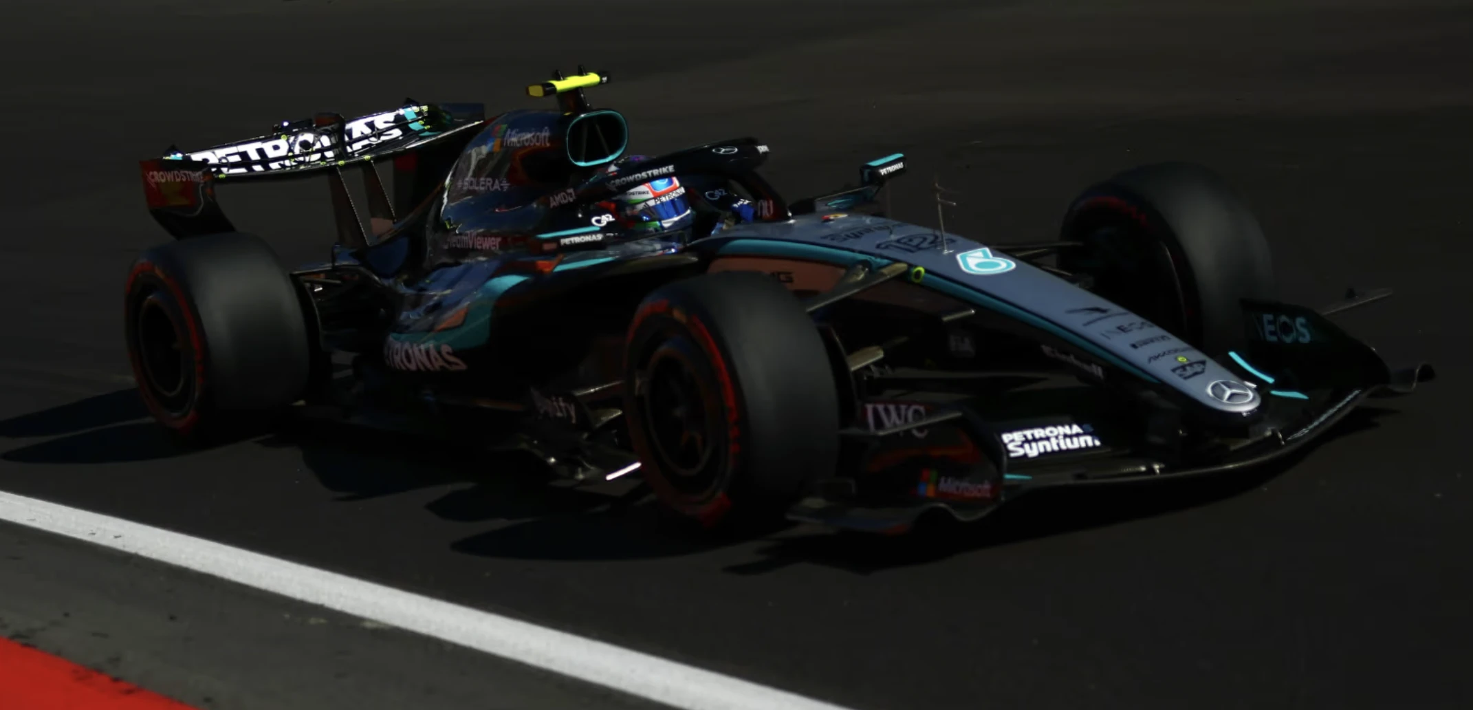 Болид Мерседес AMG Petronas в Повороте на Гран При Формулы 1
