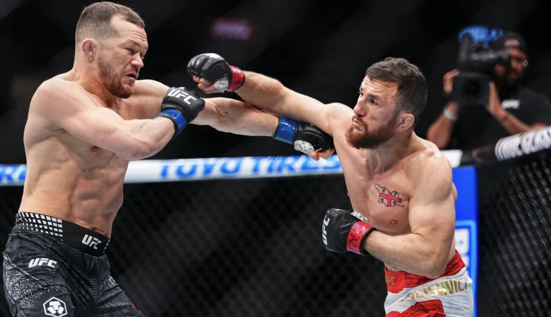 Петр Ян и Мераб Двалишвили Обмениваются Ударами в Клетке UFC