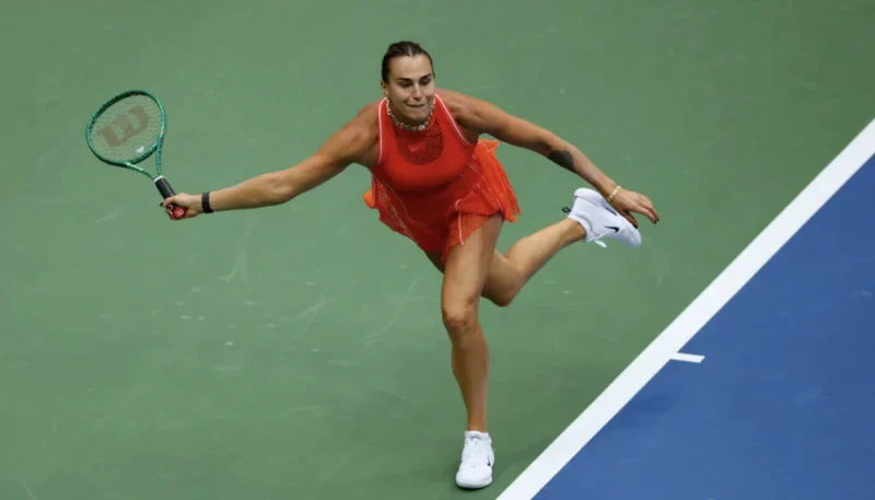 Арина Соболенко в Прыжке Отбивает Мяч на Корте US Open