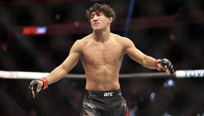Молодой Боец UFC Разводит Руки в Октагоне