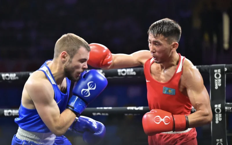 Боксер Сборной Казахстана Наносит Удар Сопернику на Турнире World Boxing
