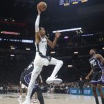 Дабл-дабл Вембаньямы помог «Сан-Антонио» разгромить «Сакраменто»